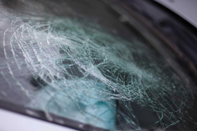 Bakıda avtomobil qatarla toqquşub: ölən və yaralanan var