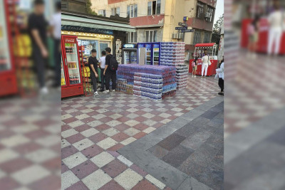 "Azadlıq prospekti" metro stansiyasının çıxışında enerji içkiləri günəşin şüaları altında saxlanılır