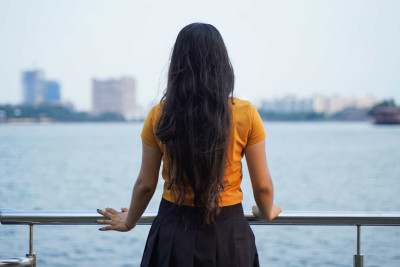 Xəzərdə yeniyetmə qız ögey atasına görə evdən qaçıb