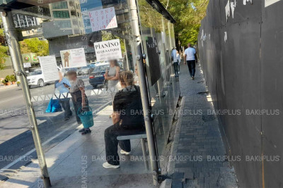 Nərimanov parkının yaxınlığında olan dayanacaq piyadalar üçün səkini bağlayıb