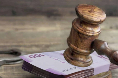 Külli miqdarda pul mənimsəyən xanım məhkəmə prosesini uzadır