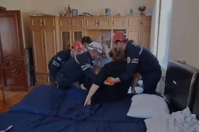 Xilasedicilər həkimlərə xəstəni evdən çıxarmağa kömək ediblər