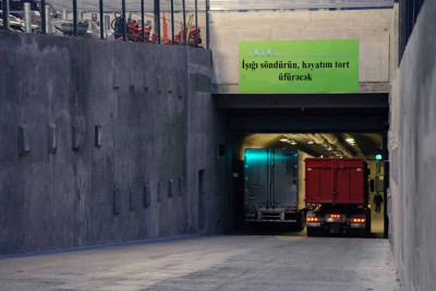 Tunelin üzərində "İşığı söndürün, həyatım tort üfürəcək” plakatını asan kişi həbs edilib
