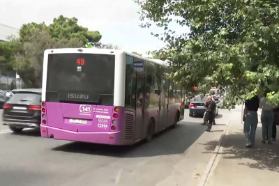 Xətaidə sərnişinlər dayanacağın olmamasından narahatdırlar: yayda günəşin, qışda yağışın altında avtobusu gözləməli olurlar