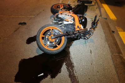 Xətaidə motosikletçi qəzada xəsarət alıb