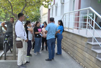 Binədə valideynlər övladlarını məktəbə göndərə bilmirlər: qeydiyyatdan keçmək mümkün deyil - VİDEO