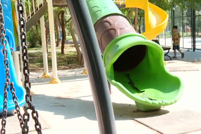 Xətaidə yeni tikilmiş parkda olan attraksionlar yararsız hala düşüb - VİDEO