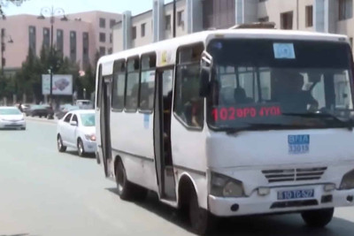 İctimai nəqliyyatda çatışmayan kondisionerlərə alternativ: hərəkət edən avtobuslarda açıq qapılar - VİDEO