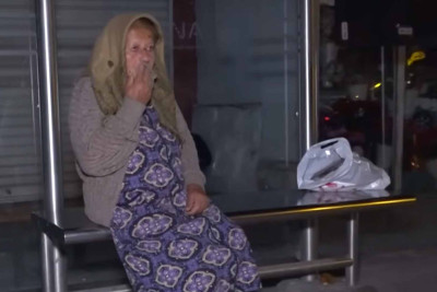 Bakıda 73 yaşlı qadın küçədə yatır - VİDEO