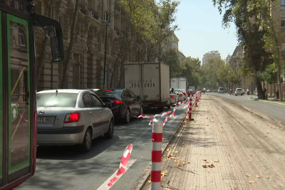 Səbaildə sürücülər yolun təmirinə görə problem yaşayırlar