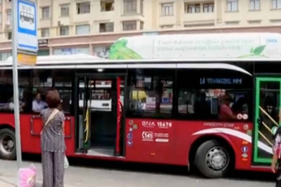 “İnşaatçılar” metro stansiyası yaxınlığında sakinlər avtobusu günəşin altında gözləyirlər