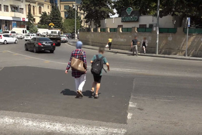 Bakıdakı yollara çəkilən boyalar silinir: görünməyən piyada keçidləri qəzalara yol açır - VİDEO