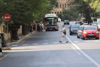 Zivərbəy Əhmədbəyov küçəsində yeni avtobus zolağı salınıb