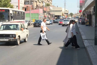 “Elə bil bura Binə yoludur”: Bakıxanovda piyadalar hər gün təhlükə altındadırlar