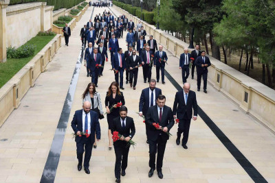 Neft şirkətinin əməkdaşları Fəxri xiyabanı və Şəhidlər xiyabanını ziyarət ediblər