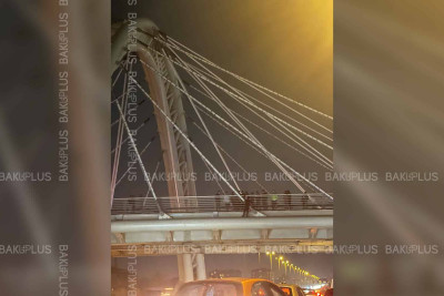 Aeroport şosesindəki körpüdə kişi intihara cəhd edir - VİDEO