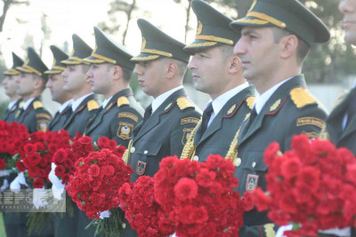 Müdafiə Nazirliyinin heyəti II Şəhidlər xiyabanını ziyarət edib