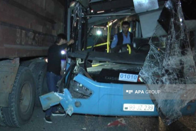 Sabunçuda sərnişin avtobusu yük maşınına çarpılıb
