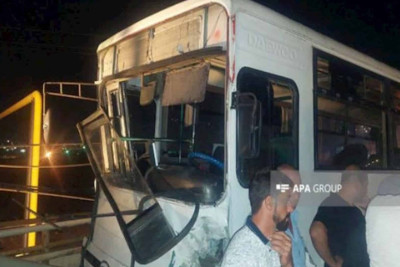 Bakıxanovda avtomobillə avtobus toqquşub