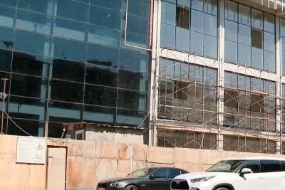 Nəsimidə tikinti şirkəti piyada səkisini hasara alıb