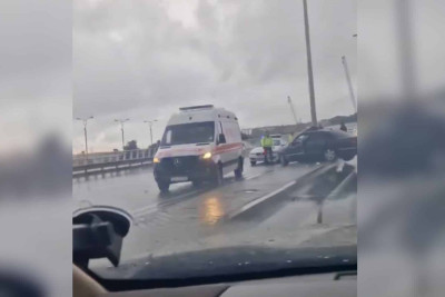 Səbaildə avtomobil işıq dirəyinə çarpılıb – VİDEO