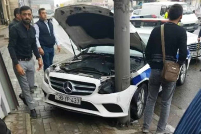 Binəqədidə DYP avtomobili işıq dirəyinə çarpılıb
