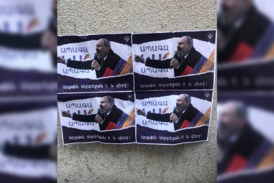 İrəvan küçələrində hələ də Paşinyanın portreti altında yazılan “Artsax Azərbaycandır və nöqtə” plakatları qalır