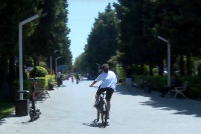 Bakıda velosiped yollarının həll olunmayan problemi: velosiped sürənlər yenə də öz həyatını təhlükəyə atırlar - VİDEO