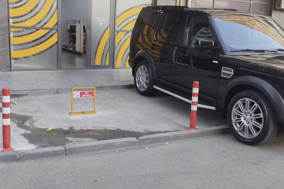 Bakının mərkəzində obyekt sahibi piyada səkisini zəbt edib