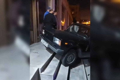 Xətaidə qəza: “VAZ” səkiyə çıxıb - VİDEO