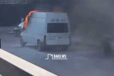 Yasamalda mikroavtobus yanıb - VİDEO