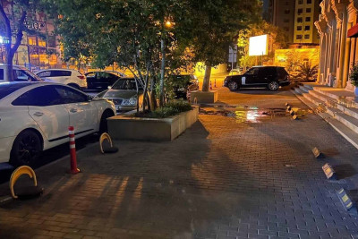 Nəsimidə daha bir piyada yolunu parkinqə çeviriblər