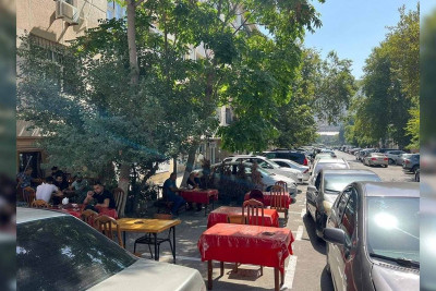 Bakının mərkəzində küçə parkinq yerlərində çayxana açılıb