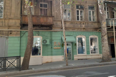 Bakının mərkəzində memarlıq abidəsi yaşıl rəngə boyanıb