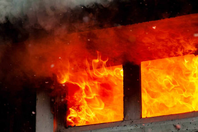 Xəzər rayonunda birmərtəbəli ev yanıb