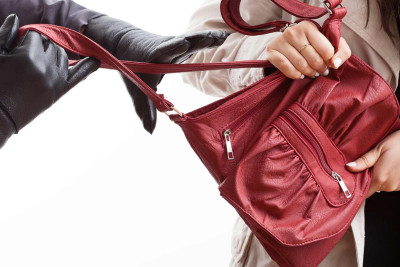 Səbaildə Qəbələ sakinindən çanta oğurlanıb