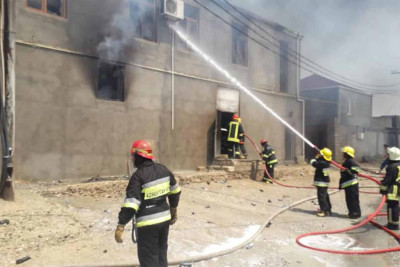 Binəqədi rayonunda ev yanır