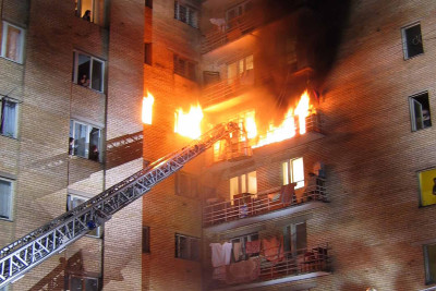 Suraxanıda çoxmərtəbəli binada yanğın baş verib