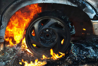 Xətaidə avtomobil yanıb