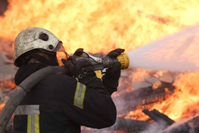 Xətaidə çoxmərtəbəli binanın zirzəmisi yanıb