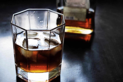Bakıda kişi mağazadan “Hennessy” oğurlayaraq içib