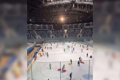 Bakıda yeni əyləncə məkanı: Buz arenası öz fəaliyyətinə başlayıb