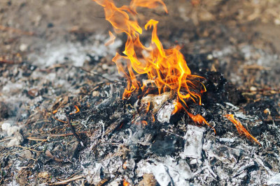 Binə qəsəbəsində tullantılar neft kəməri yaxınlığında yandırılır