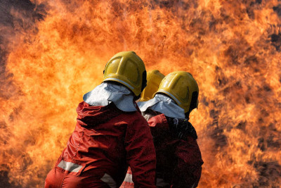 Nərimanovda yaşayış binasında yanğın olub: sakinlər təxliyə ediliblər