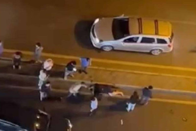 Binəqədi rayonunda avtomobil yolu keçmək istəyən qadını vurub - VİDEO