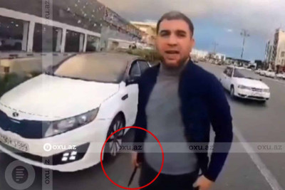 Bakıda moped sürücüsünü irad bildirdiyinə görə bıçaqla hədəliyiblər - VİDEO