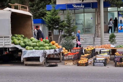 Xətai rayonunda küçə ticərəti ilə məşğul olan şəxslər parkinq yerlərini zəbt ediblər – VİDEO