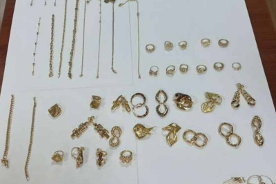 İstanbuldan gələn iki nəfər qaçaqmalçılıq yolu ilə yarım kiloqram qızıl keçirmək istəyib
