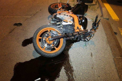 Nəsimidə motosikletçi qəzada ayağını sındırıb