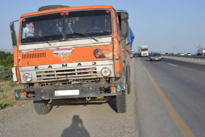 Sabunçuda sərnişin avtobusu qəzaya düşüb